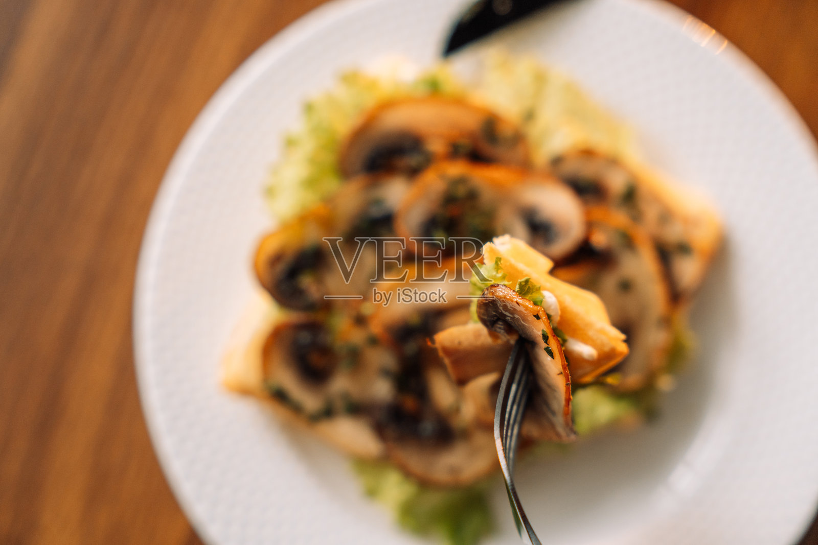 白盘上的比利时咸味华夫饼配蘑菇照片摄影图片