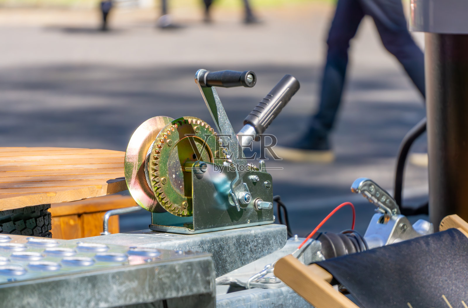 手动齿轮齿条绞盘安装在金属拖车上照片摄影图片