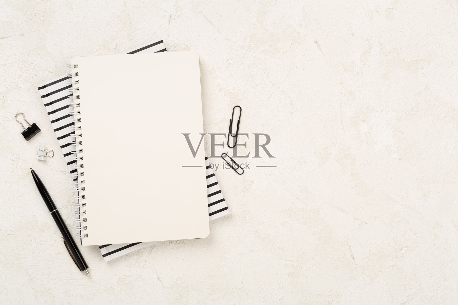混凝土背景上的笔记本和文具，俯视图照片摄影图片