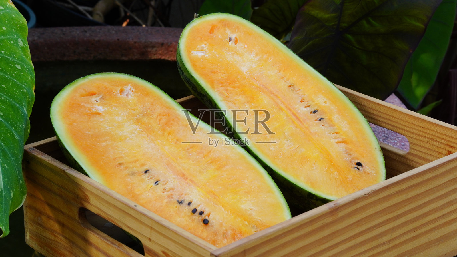 切开的黄西瓜特写。照片摄影图片
