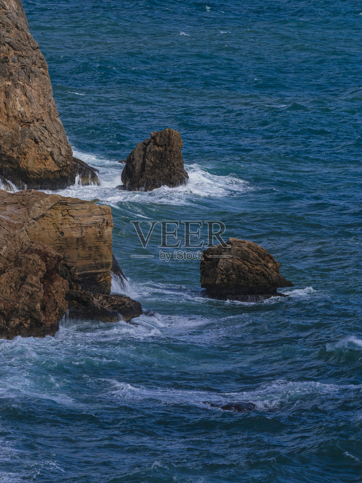 美丽的海浪拍打在岩石上照片摄影图片