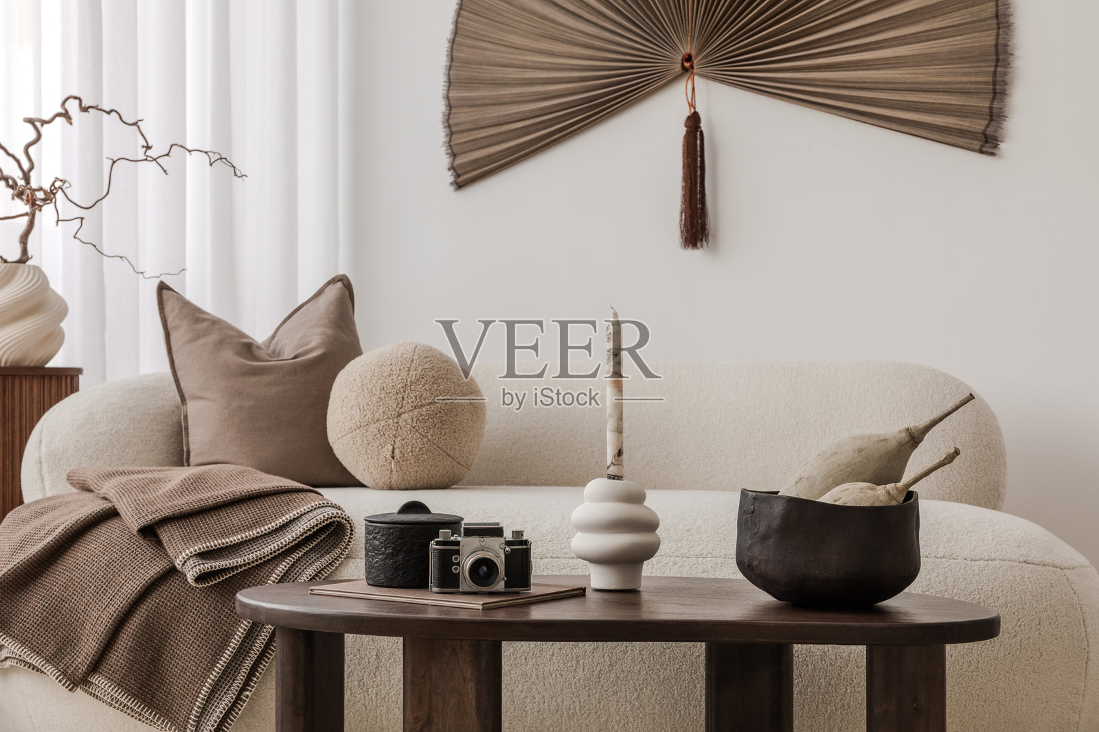 时尚的咖啡桌布置，配有雕塑蜡烛、复古相机和自然质感。照片摄影图片