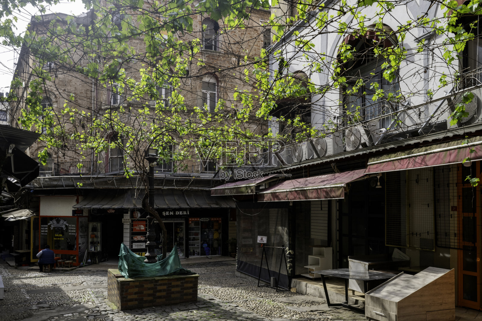 伊斯坦布尔塔克西姆独立大街背后的隐秘角落——达尼什曼通道的庭院照片摄影图片