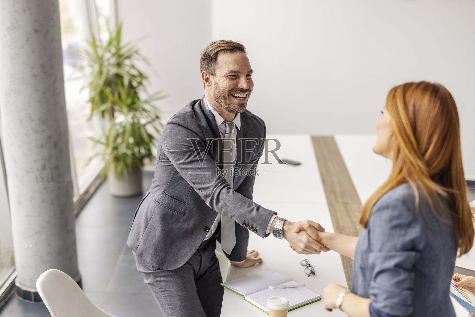 商务人士在公司办公室介绍并握手。照片摄影图片