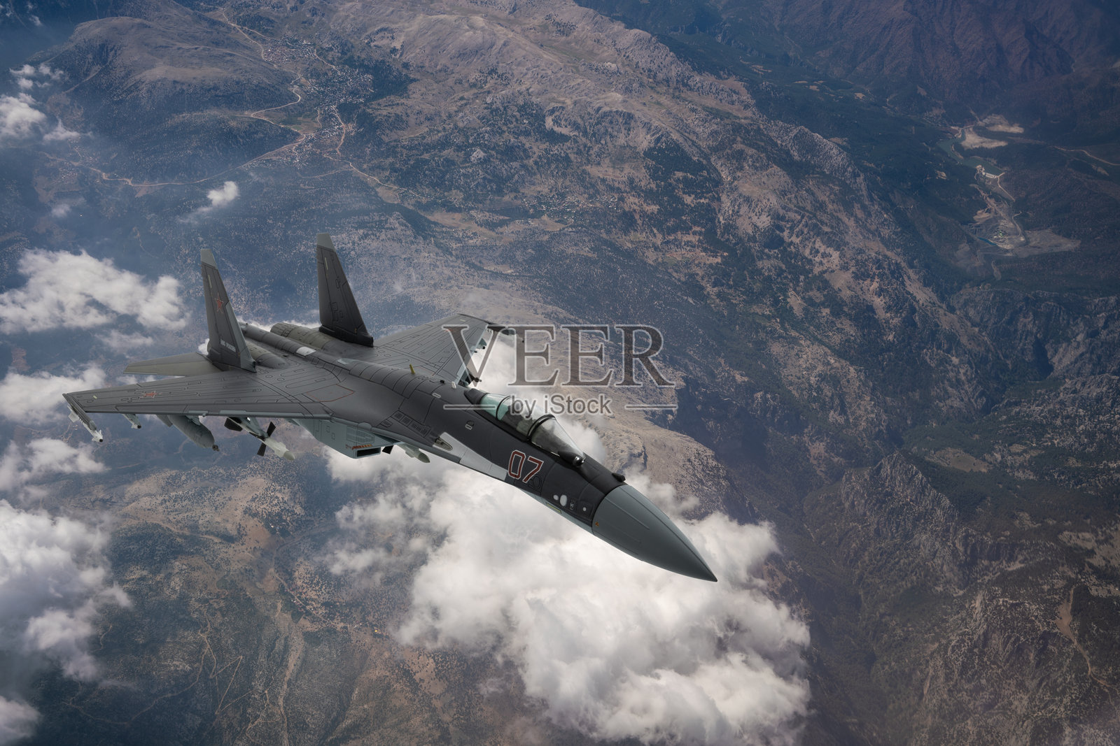 苏-35战斗机飞越山脉。照片摄影图片