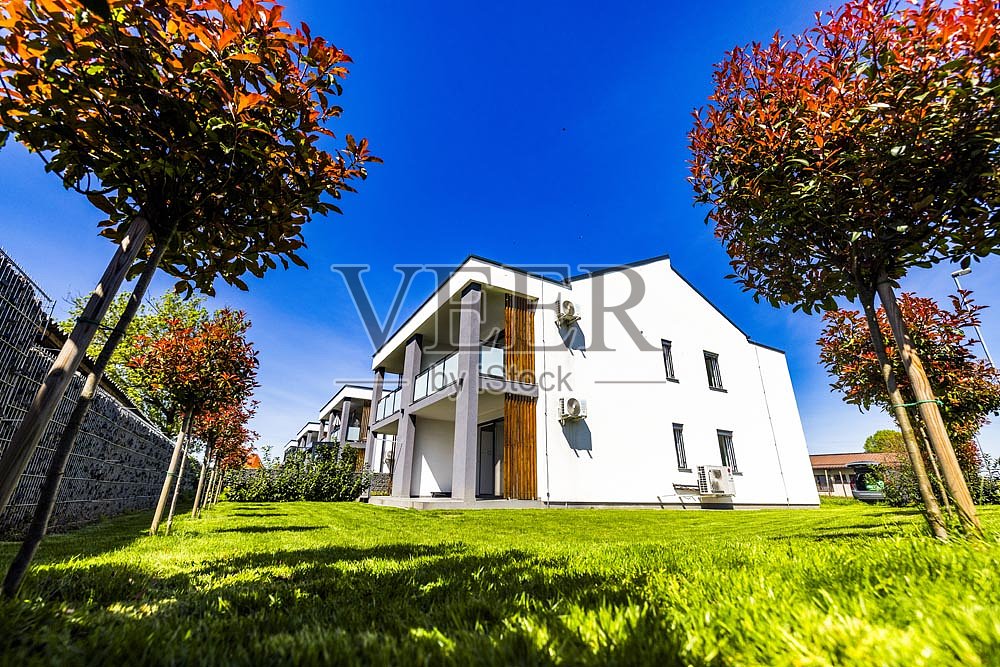 被自然环抱的联排别墅照片摄影图片