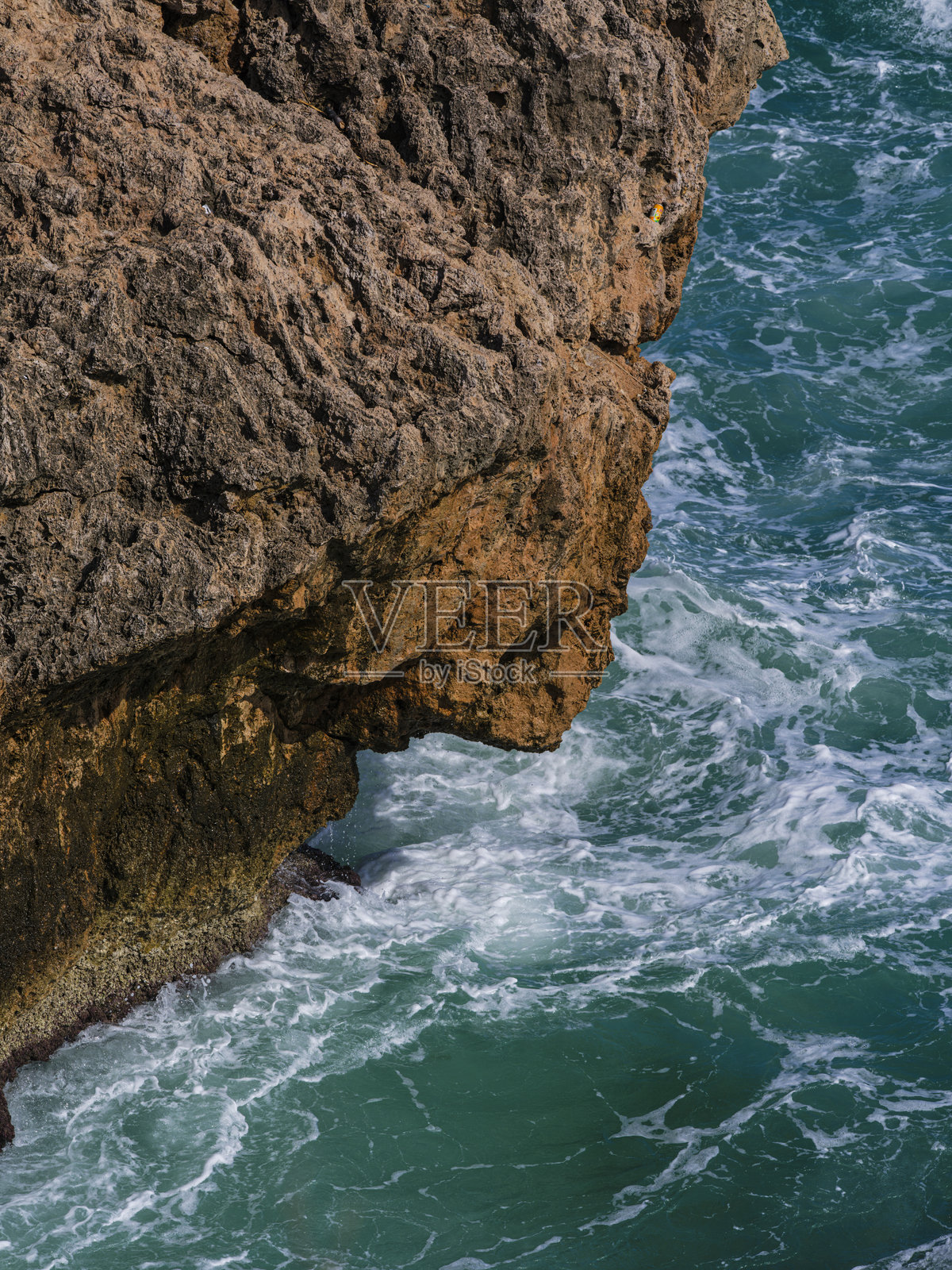 美丽的海浪拍打在岩石上照片摄影图片