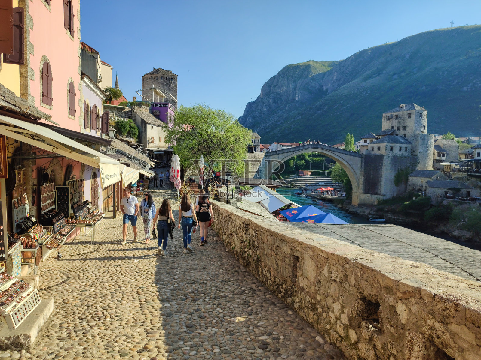 美丽阳光下的莫斯塔尔古城照片摄影图片