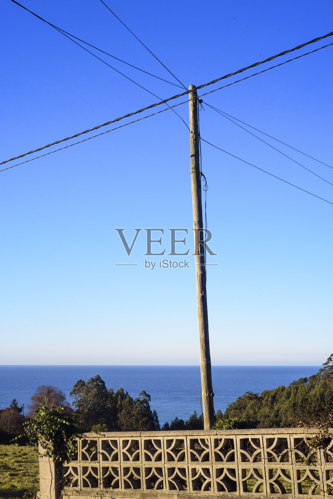 海边的电线杆和围栏照片摄影图片