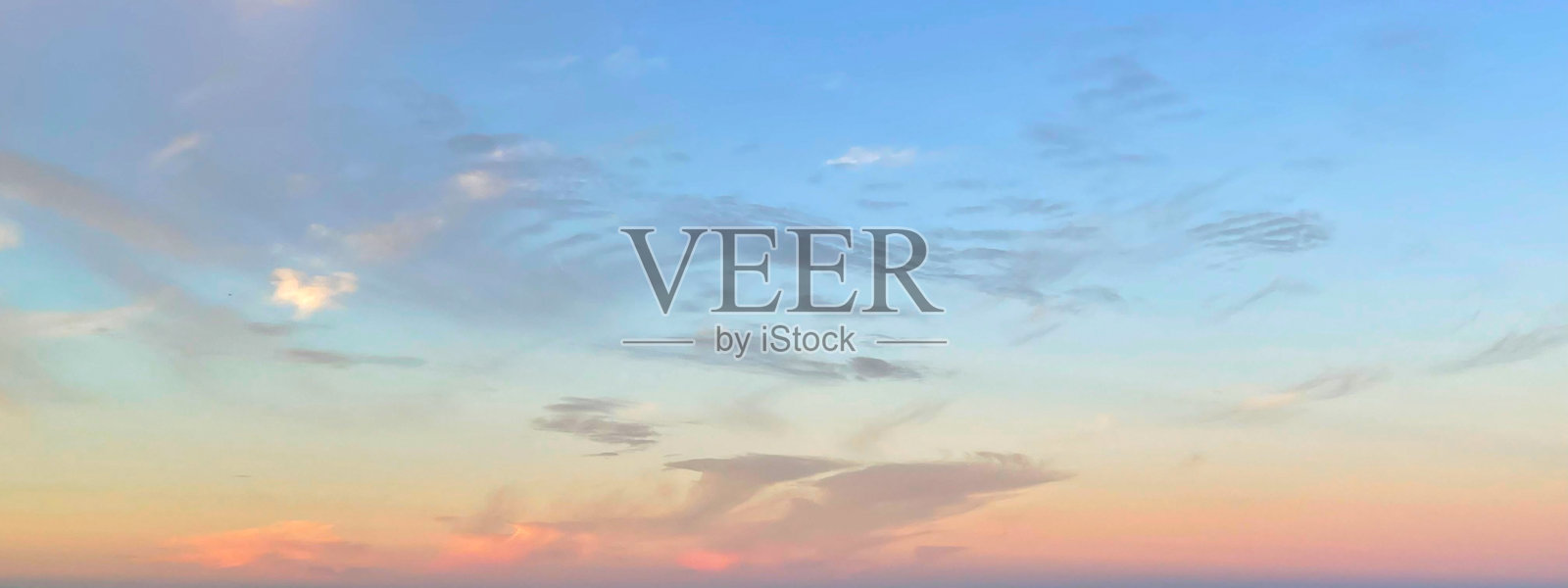 田园诗般的天空，云朵与阳光交织。自然背景，天际线风景。照片摄影图片