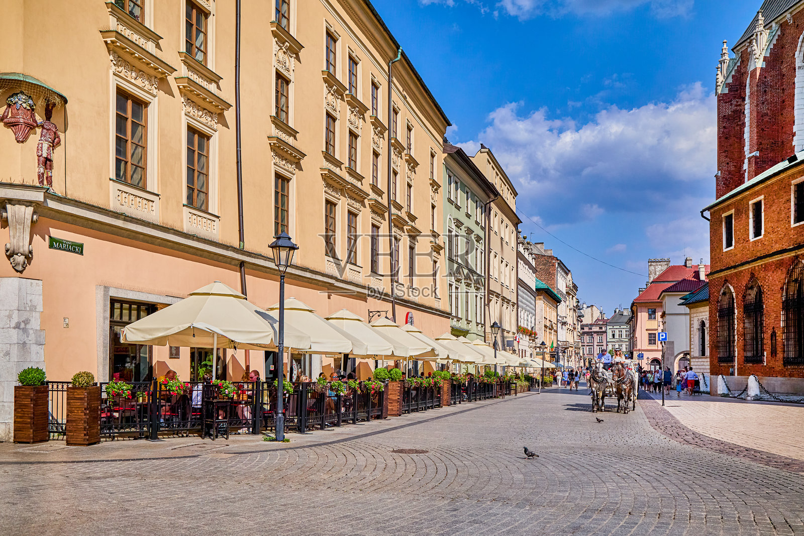 波兰克拉科夫老城广场中心街道上的咖啡馆和餐厅照片摄影图片