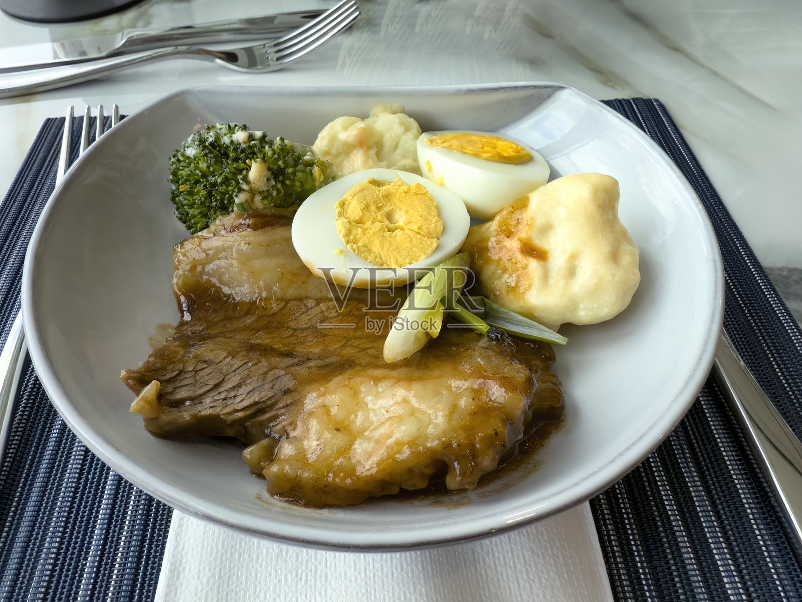 炖牛肉配各种蔬菜和切片鸡蛋的特写镜头照片摄影图片