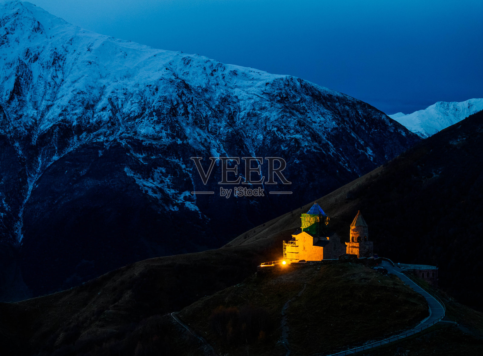斯捷潘茨敏达附近雪-covered高加索山脉的全景黎明照片摄影图片