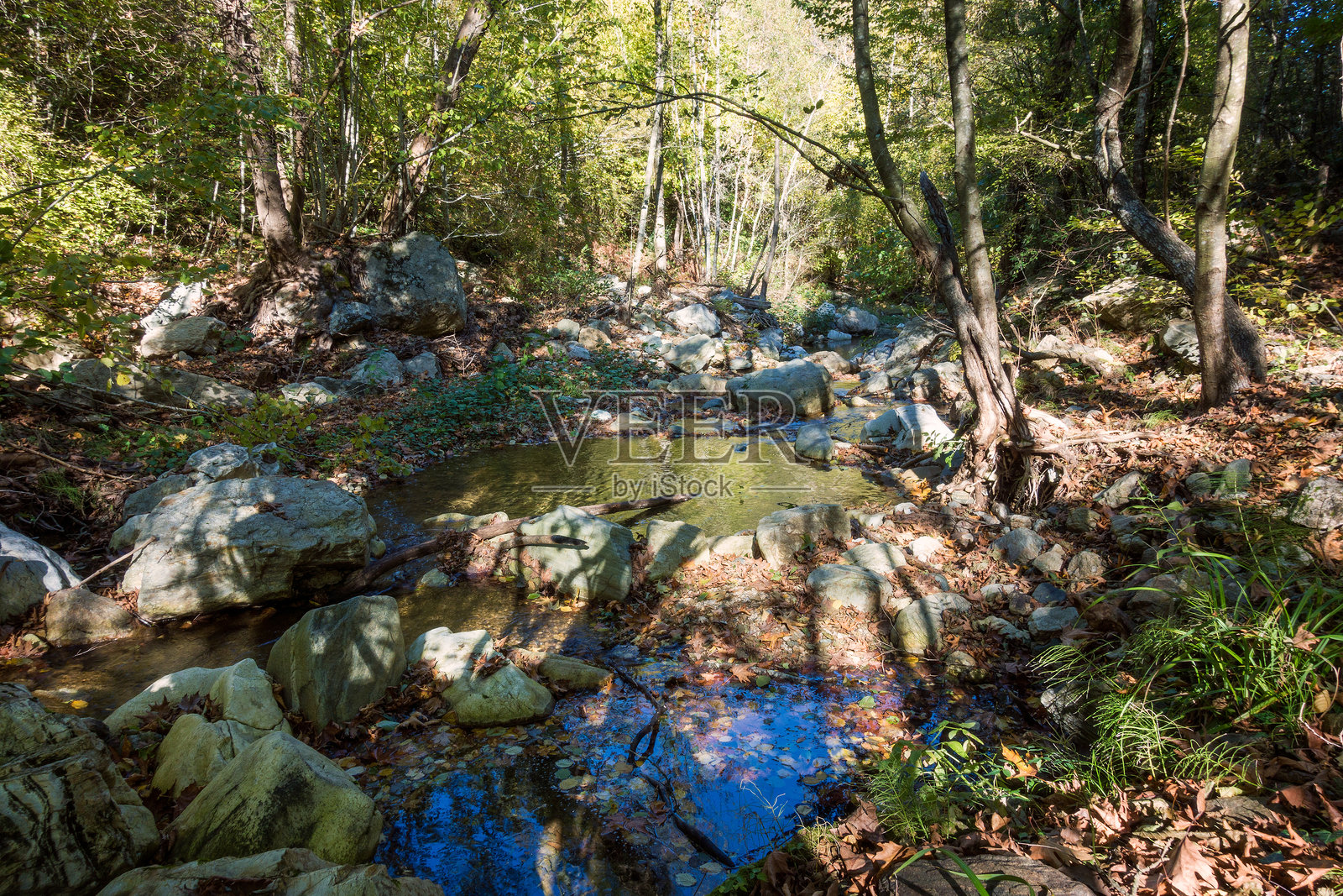 希腊哈尔基迪基的瓦尔瓦拉小瀑布附近令人惊叹的山脉风景照片摄影图片