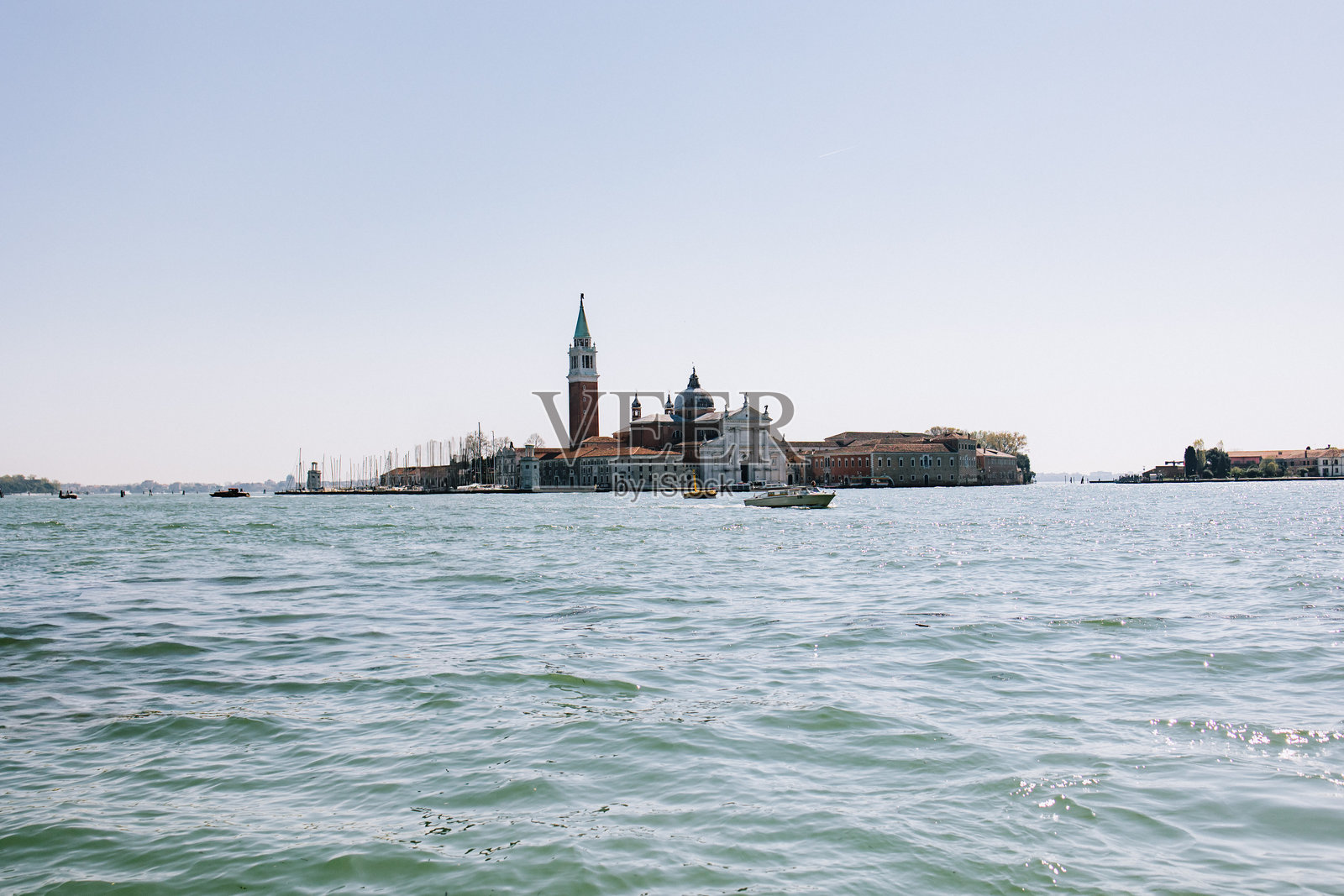 从海上看威尼斯市的景色照片摄影图片