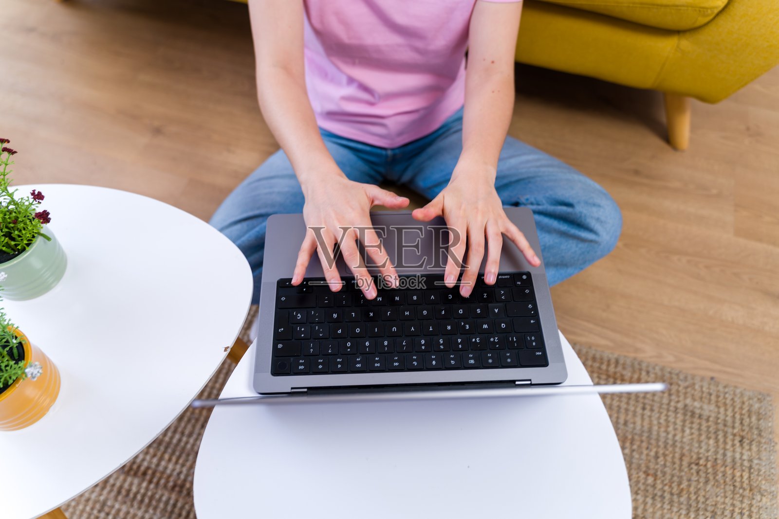 年轻人在家用笔记本电脑工作照片摄影图片