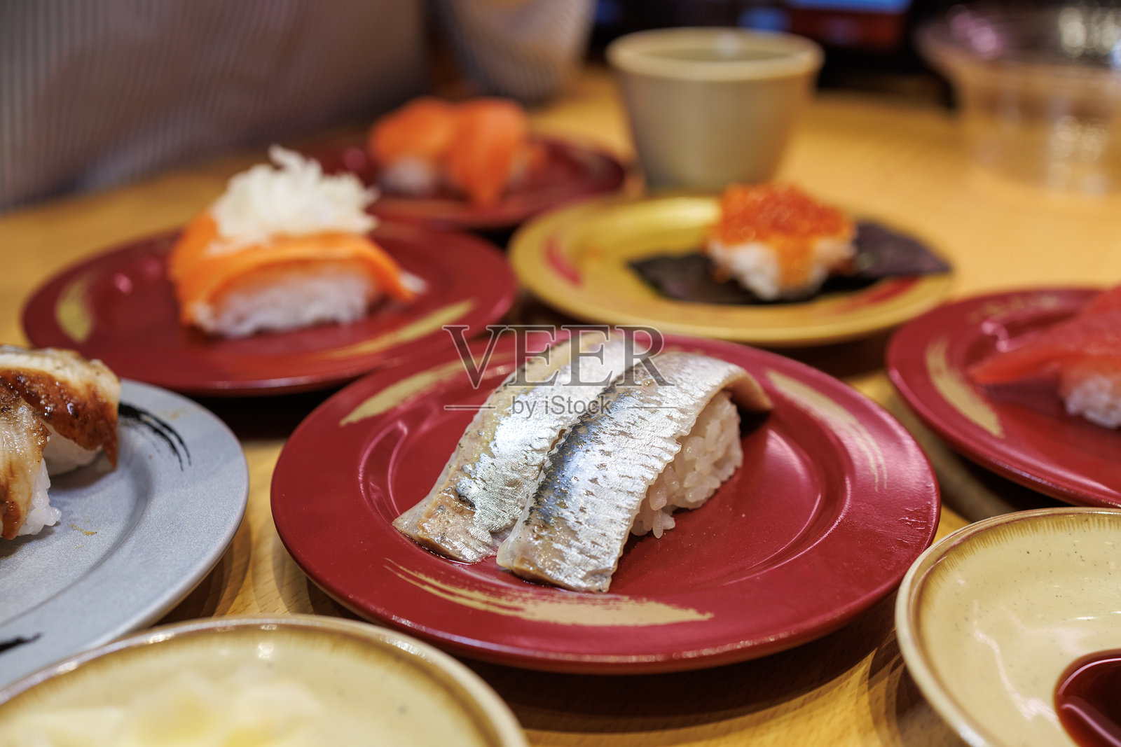 色彩鲜艳的盘子上的各种寿司选择照片摄影图片