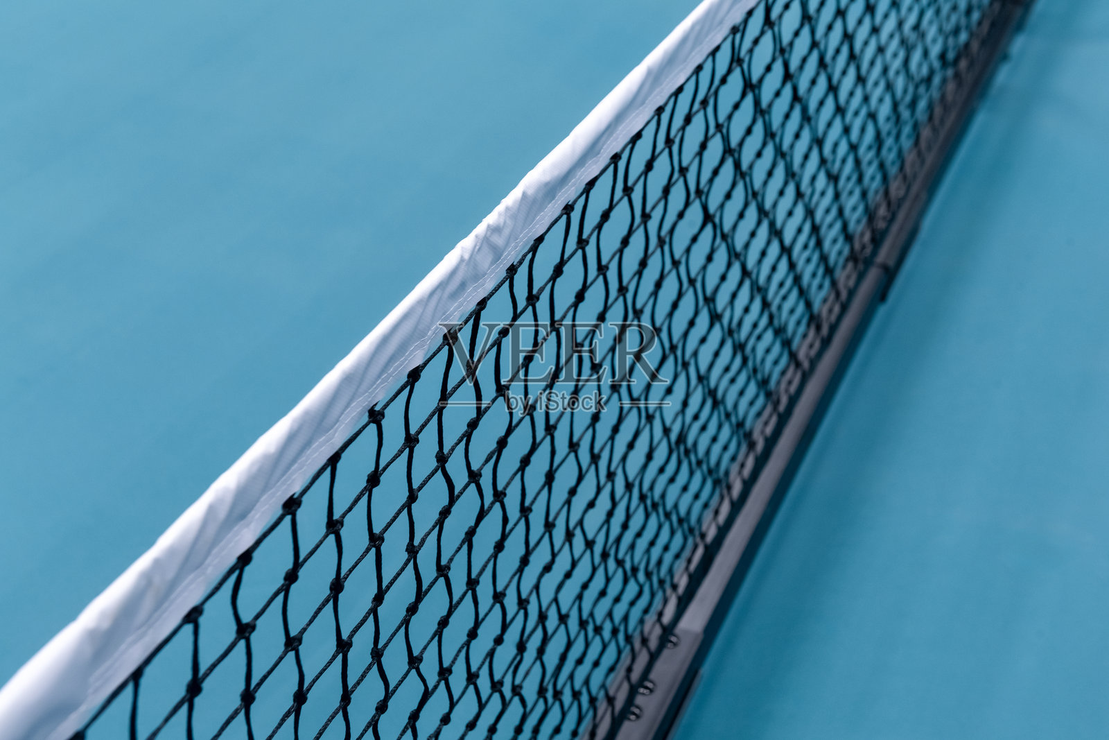 蓝色球场上的皮克尔球、拍子网球和网球网。网球比赛概念。横向运动海报、贺卡、标题、网站。照片摄影图片