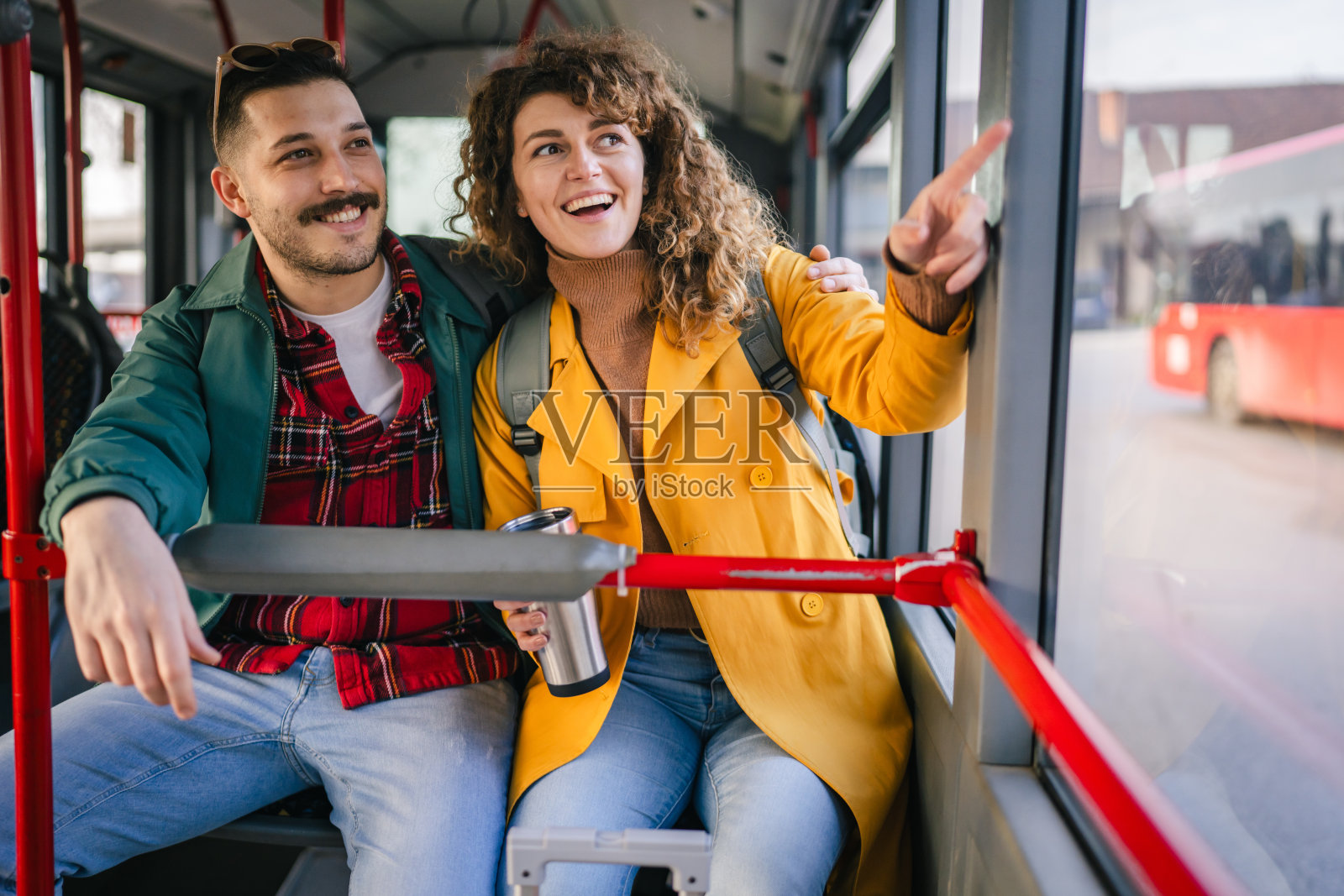 年轻的白人情侣在城市的公交车上交谈并享受时光照片摄影图片