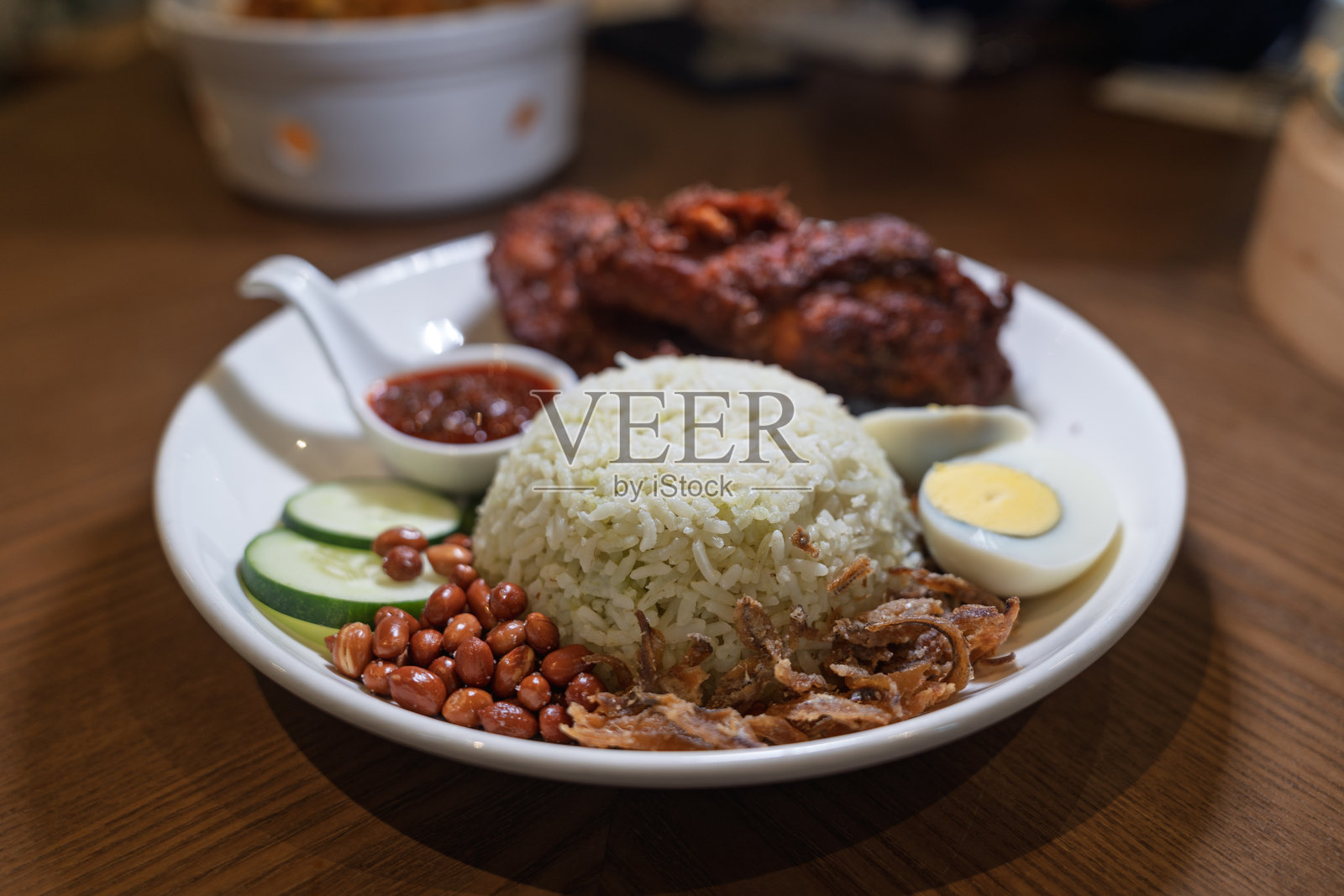 椰浆饭配炸鸡和传统调料照片摄影图片