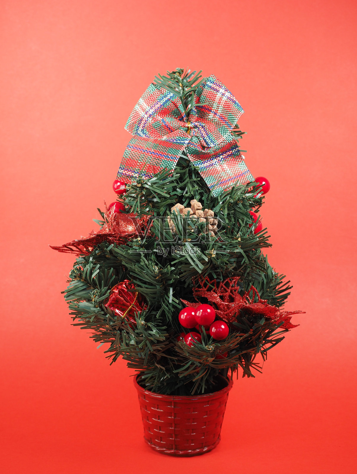 红色背景上的圣诞树照片摄影图片