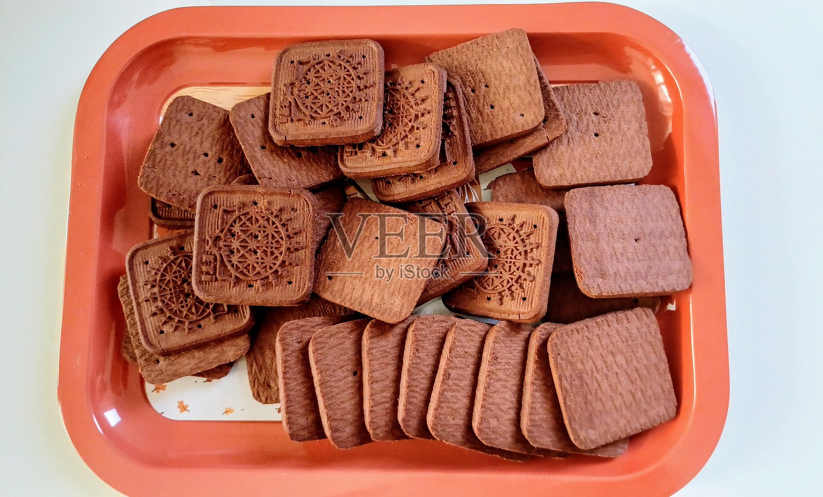 新鲜可可饼干放在金属托盘上。照片摄影图片