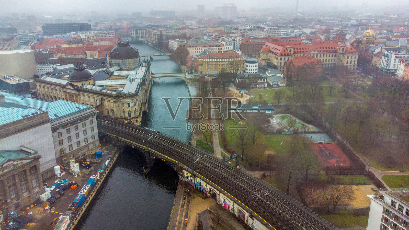 柏林市中心的驾驶视角。雾气弥漫。照片摄影图片