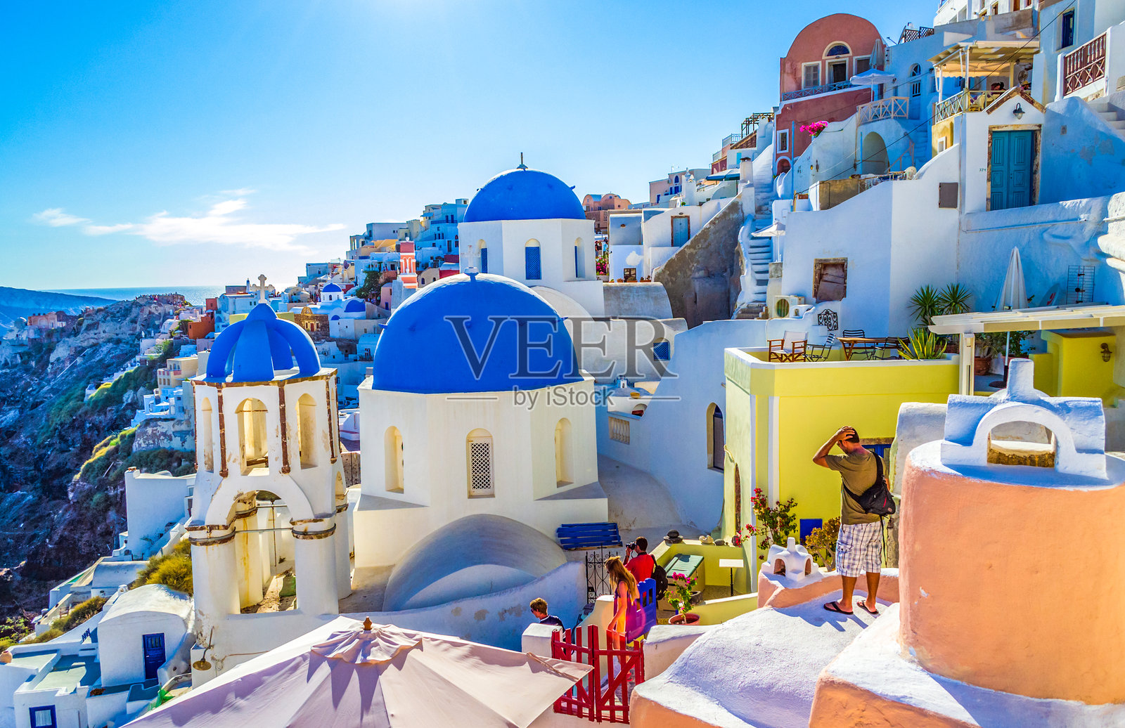 圣托里尼希腊奥伊亚的白washed房屋雕刻在崎岖的悬崖顶部照片摄影图片