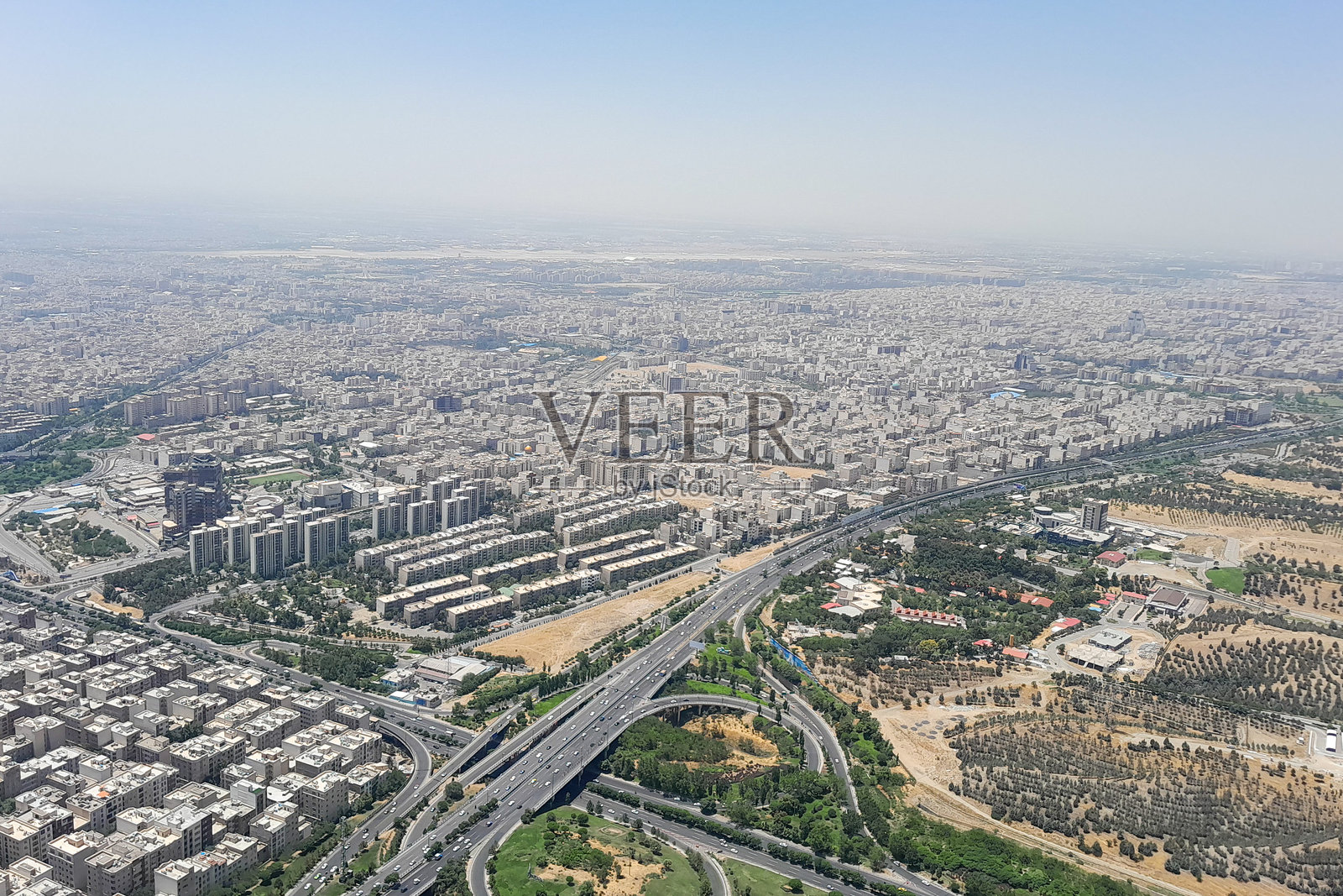 从米拉德塔俯瞰德黑兰市的美丽景色照片摄影图片