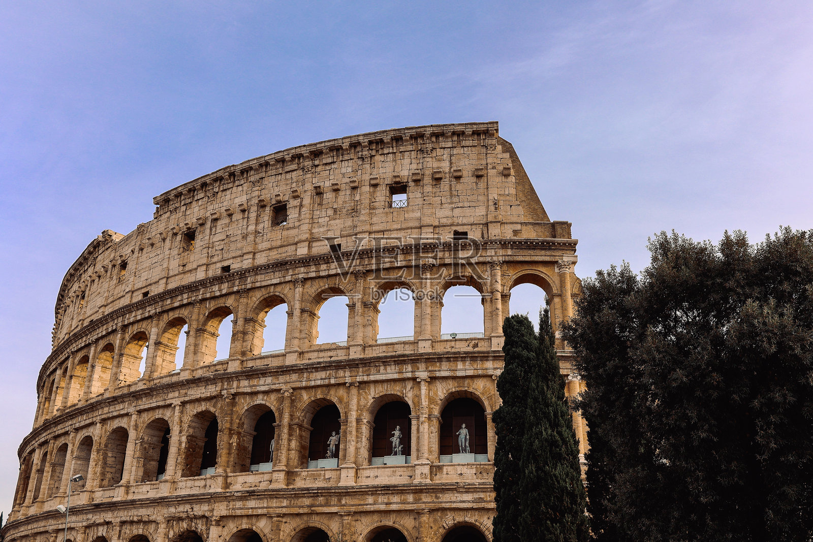 罗马古老斗兽场的全景。美丽的古代地标，罗马市的著名明信片。照片摄影图片