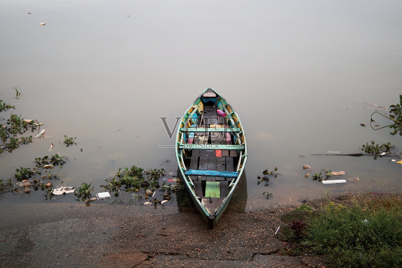 河岸旁五彩斑斓的木制独木舟俯视图——静水场景照片摄影图片