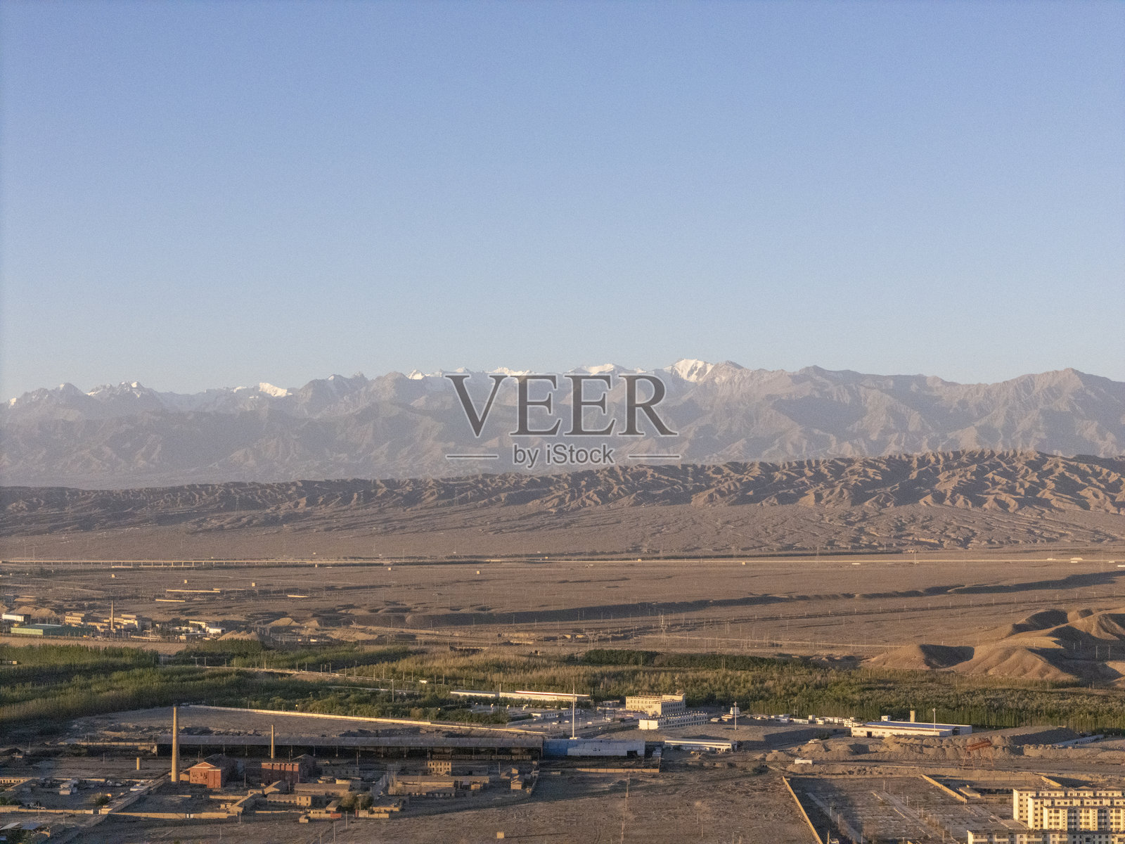 沙漠城市景观的鸟瞰图照片摄影图片