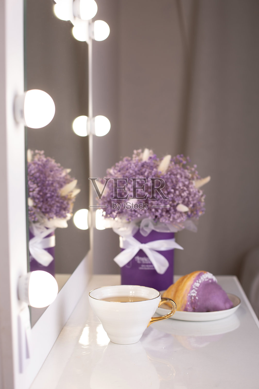 茶和浆果可颂，紫罗兰花在盒子里照片摄影图片