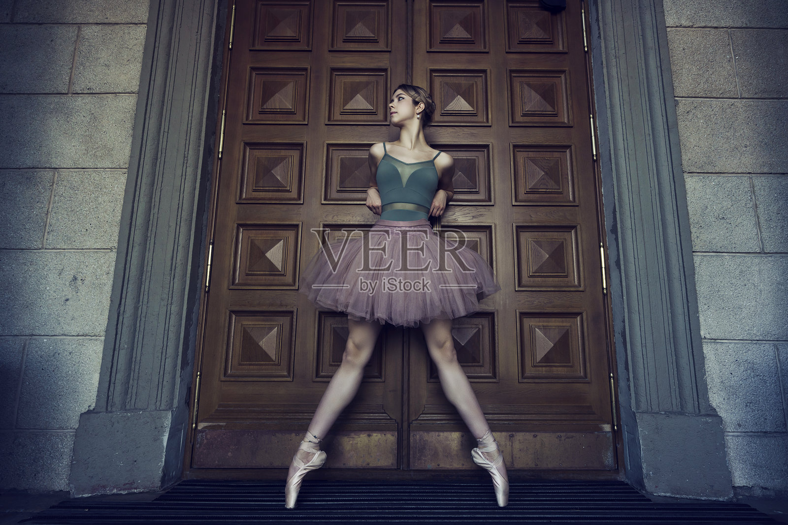 穿着芭蕾舞裙和尖头鞋的芭蕾舞者在阳光明媚的夏日街头展示芭蕾元素照片摄影图片