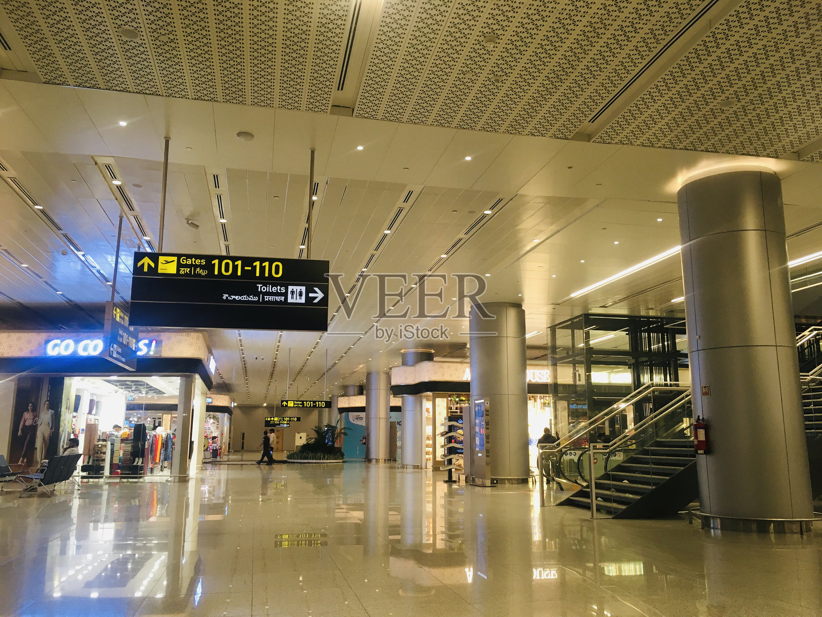 新航站楼扩建的离境大厅内的登机口方向标识，印度海得拉巴拉吉夫甘地国际机场，2025年1月26日照片摄影图片