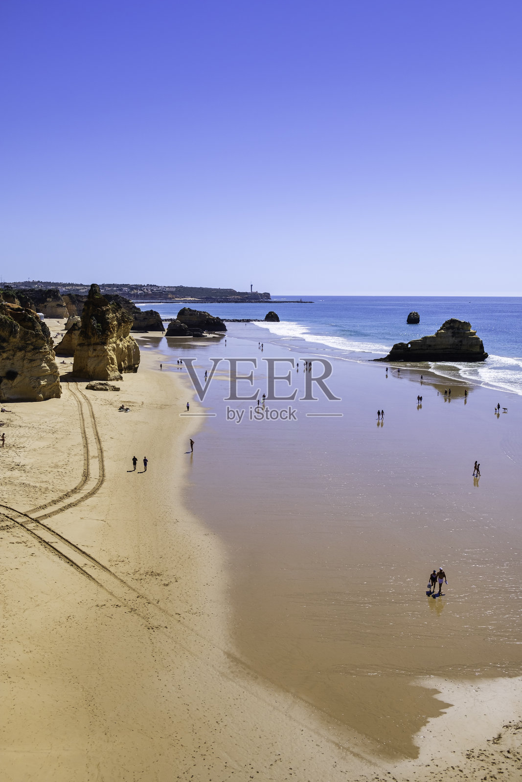 阿尔加维（葡萄牙）波尔蒂芒的美丽海滩之一——特雷斯卡斯特洛斯海滩照片摄影图片