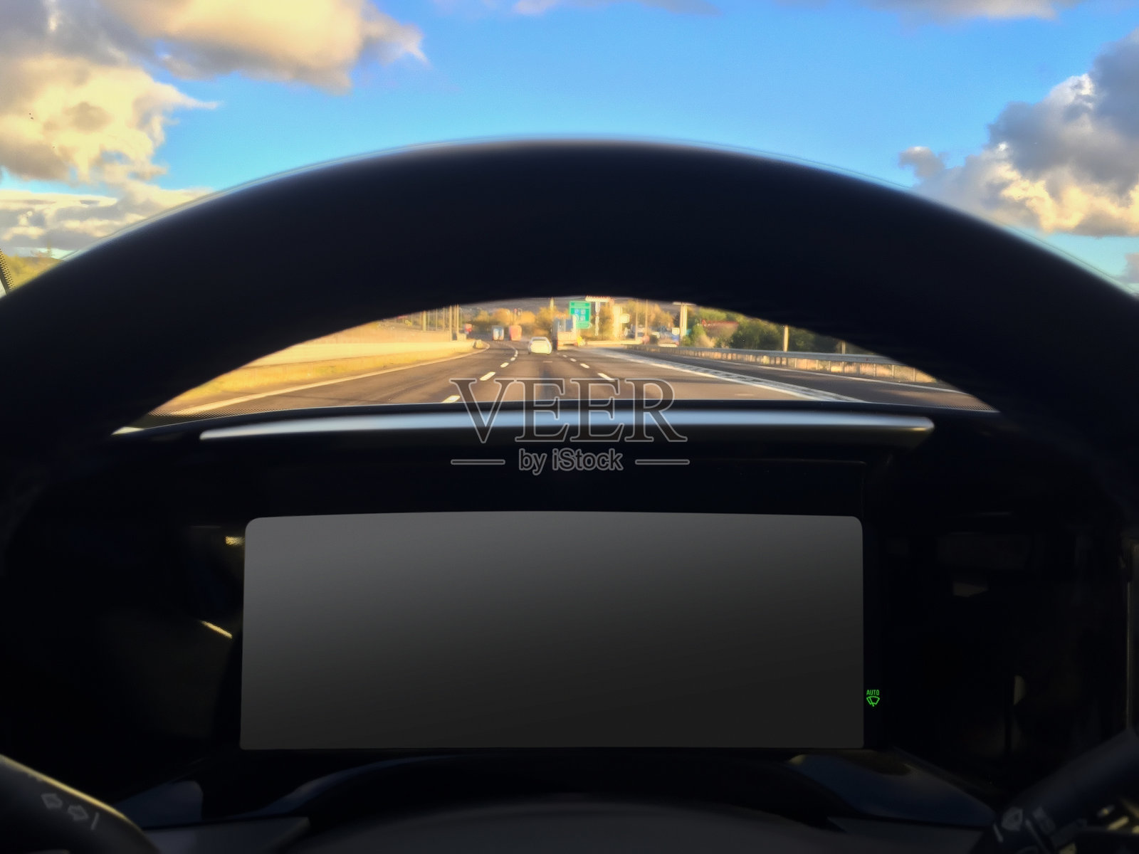 电动汽车数字显示屏，设备屏幕。与新电动汽车方向盘和数字车载显示屏的旅程照片摄影图片