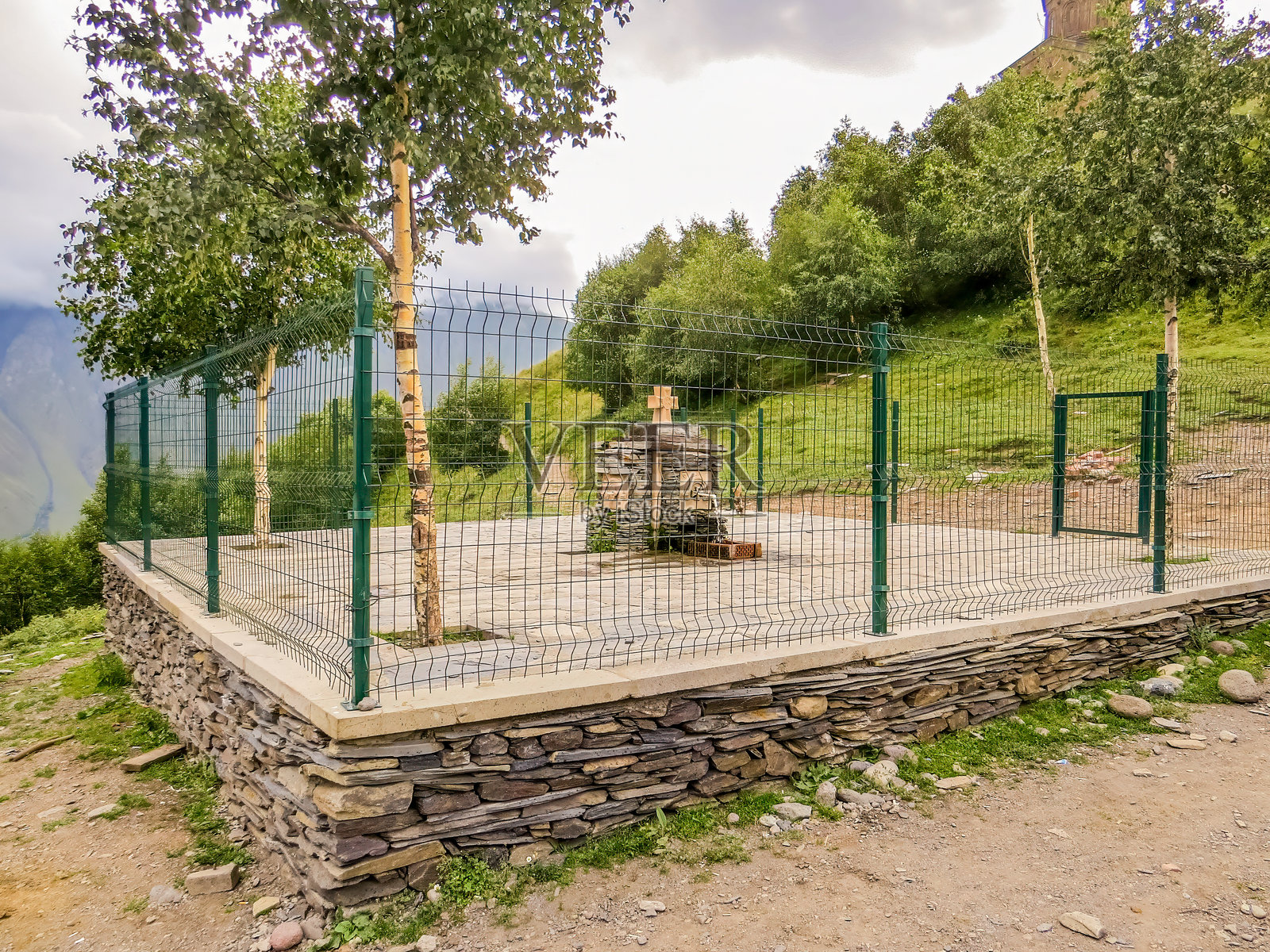 格鲁吉亚，卡兹别吉。高加索山脉的格尔盖提三位一体教堂附近的东正教十字架。照片摄影图片