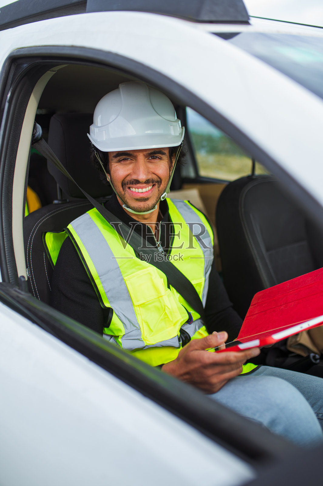 微笑的工程师在车内使用平板电脑进行风电站的工作照片摄影图片