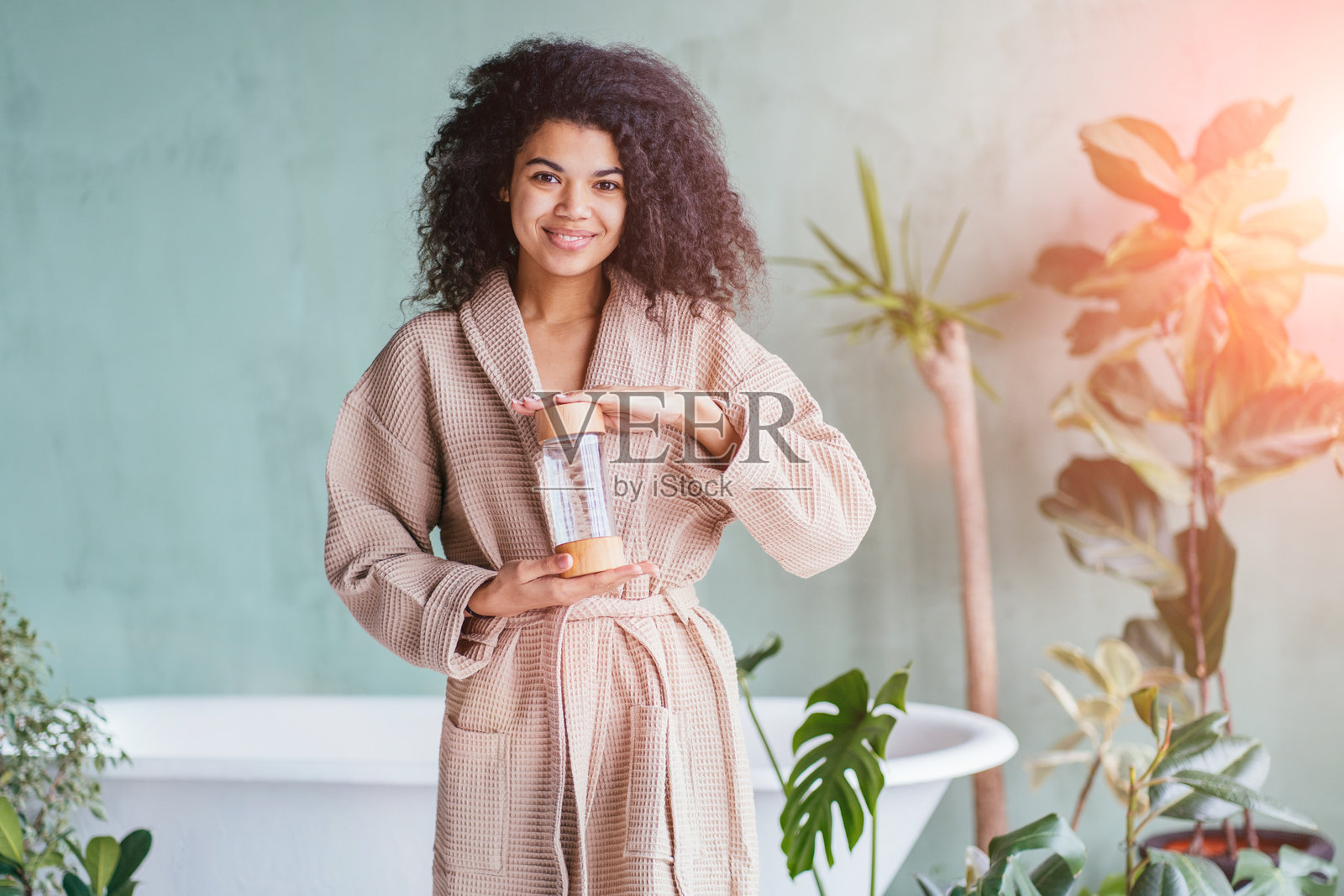 充满活力的情感丰富的多民族女性，拥有卷曲的头发照片摄影图片