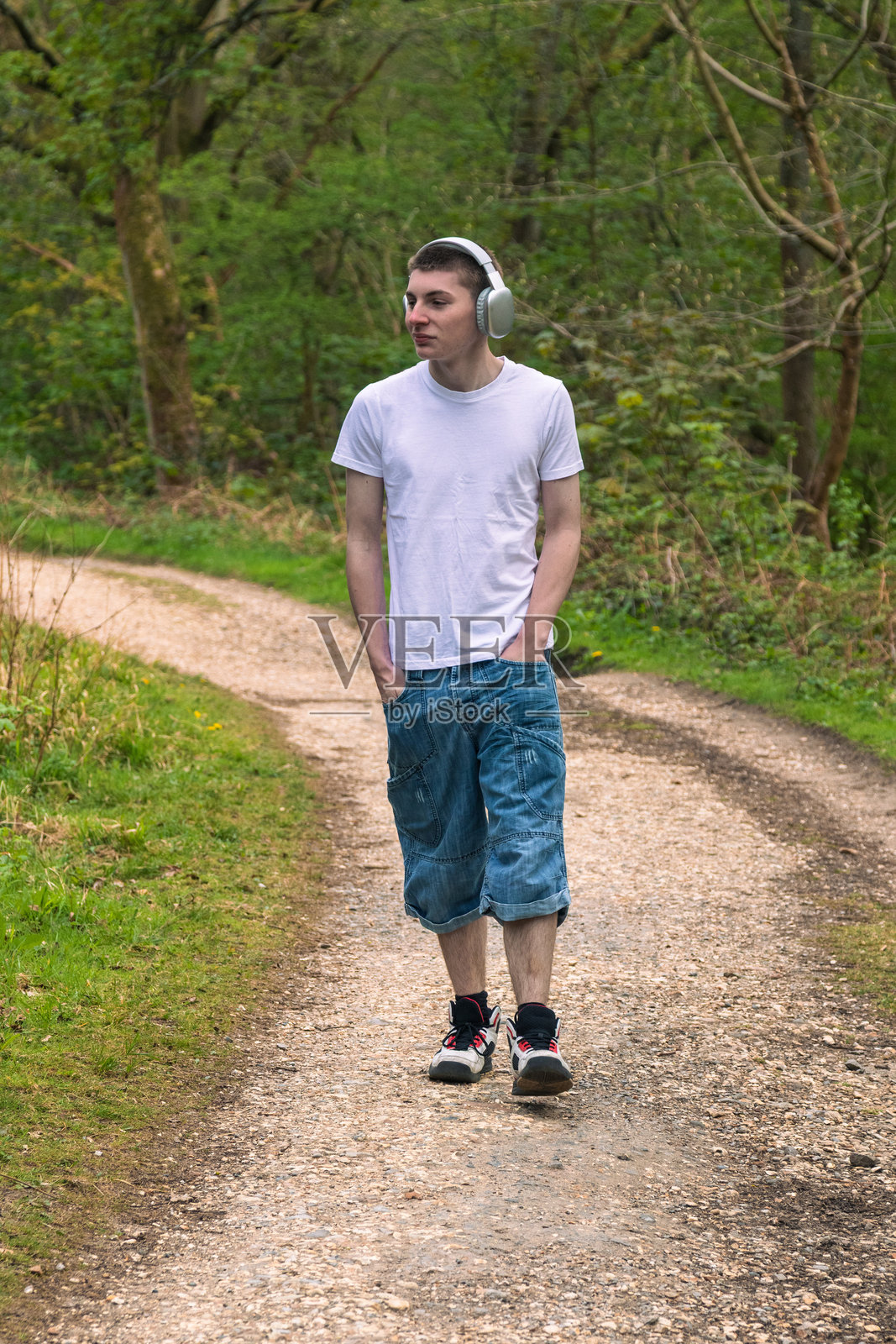 青少年男孩在大自然中漫步照片摄影图片