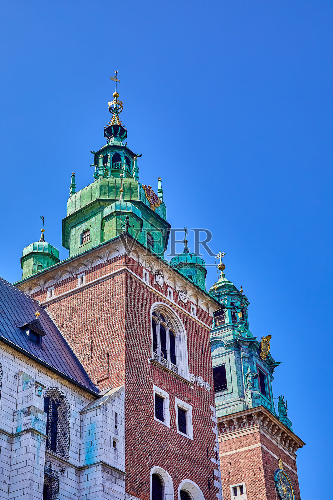 波兰克拉科夫的瓦维尔大教堂的塔楼和铜顶尖塔照片摄影图片