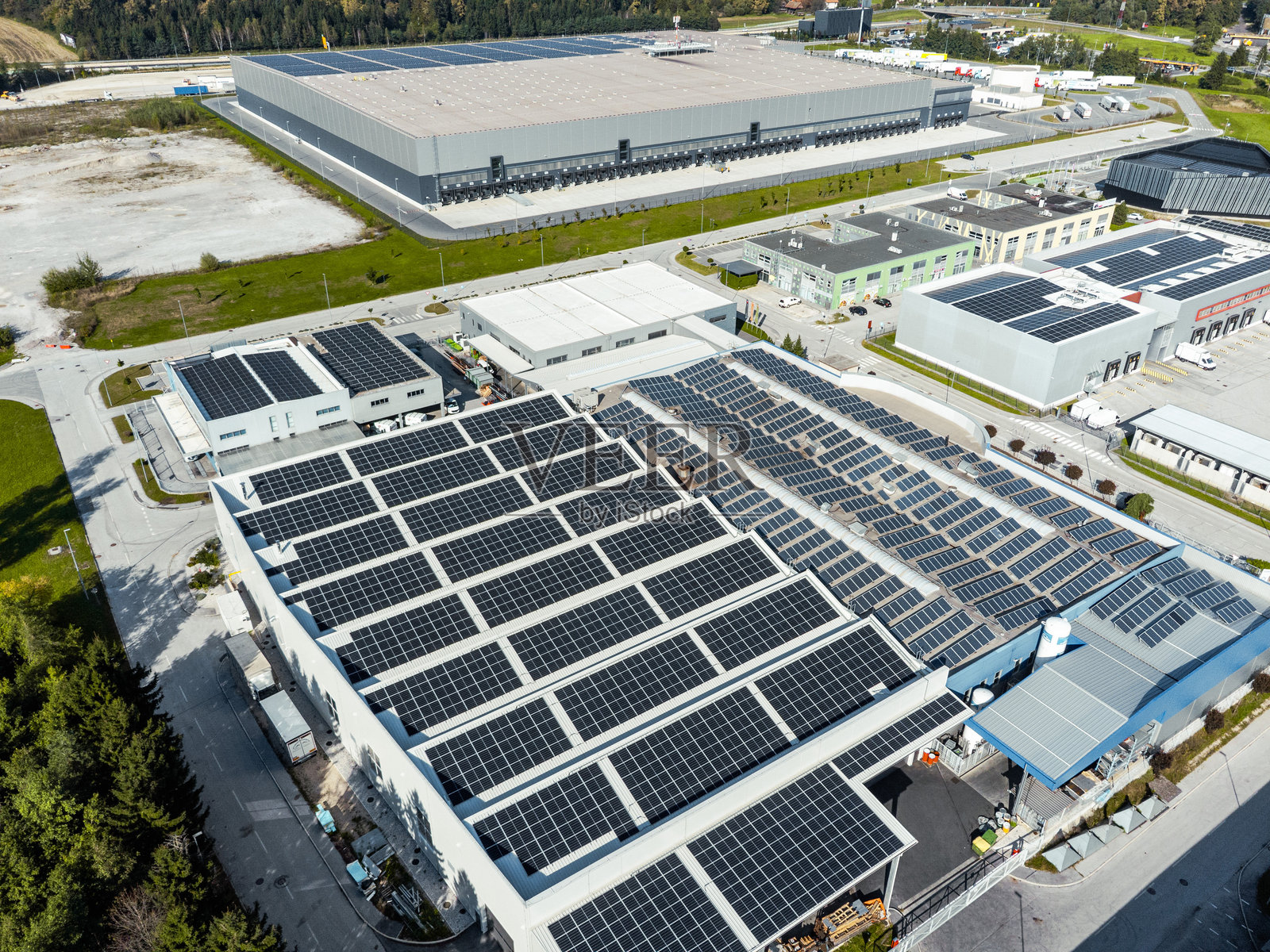 商业建筑的鸟瞰图，配有太阳能电池板照片摄影图片