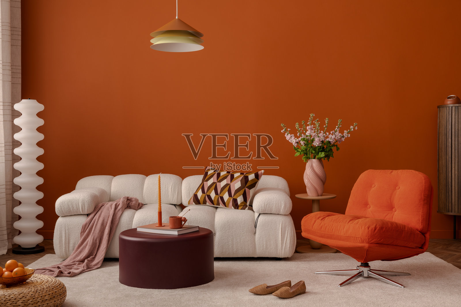 时尚的橙色客厅室内，配有设计师沙发、装饰品和家居配件。照片摄影图片