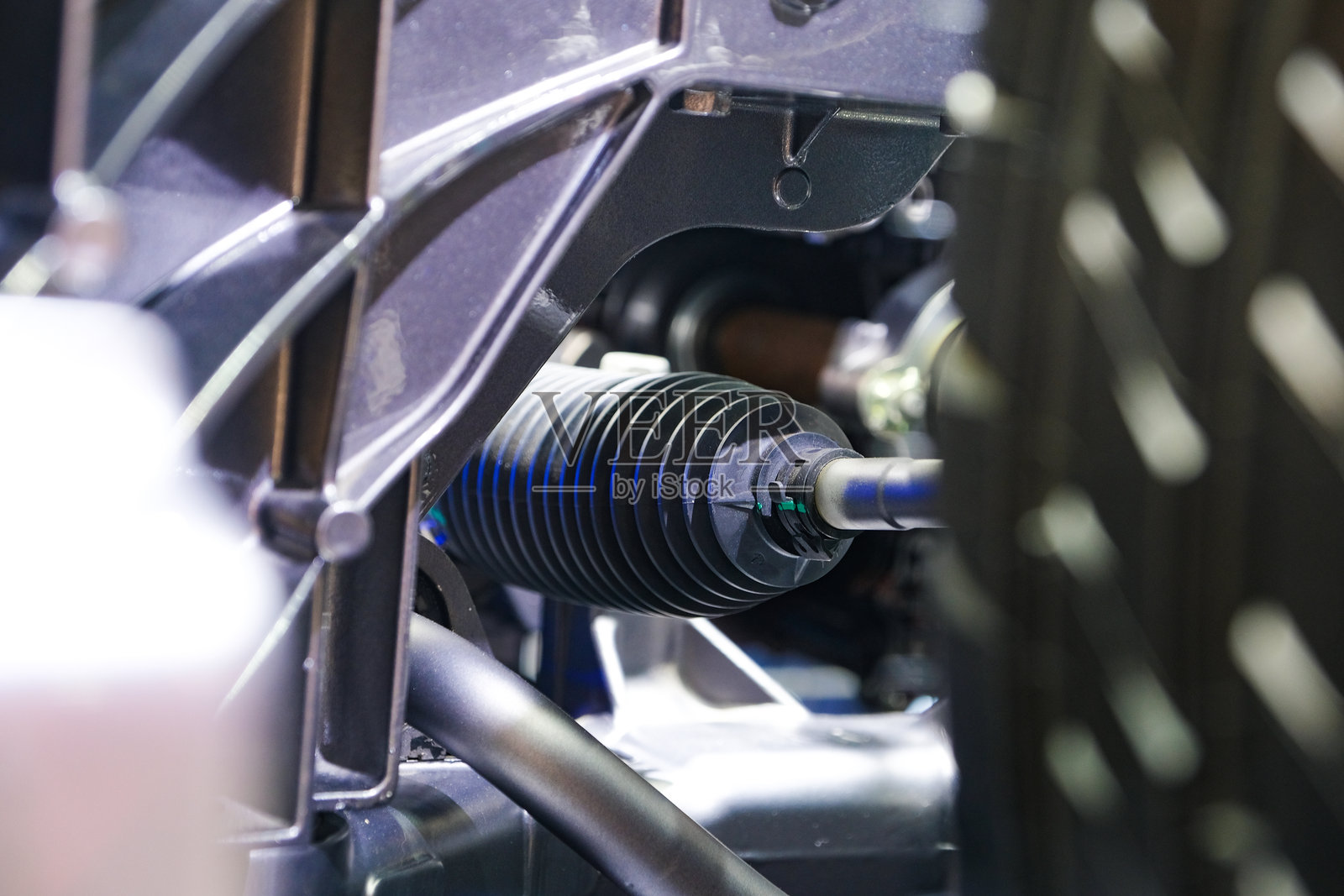 电动汽车的驱动系统。汽车前驱动轴的电气系统。转向系统的组成部分。照片摄影图片