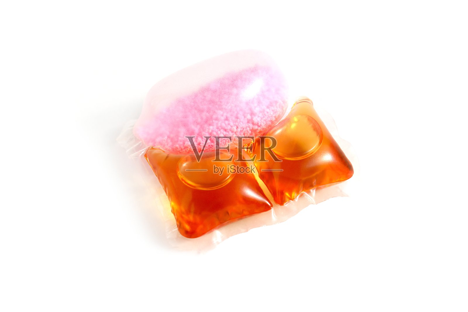 白色背景上的洗衣胶囊。照片摄影图片