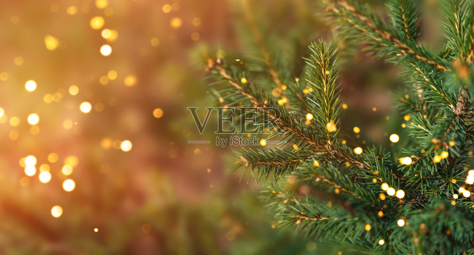 户外圣诞树，装饰有花环灯光，散景效果，圣诞背景照片摄影图片
