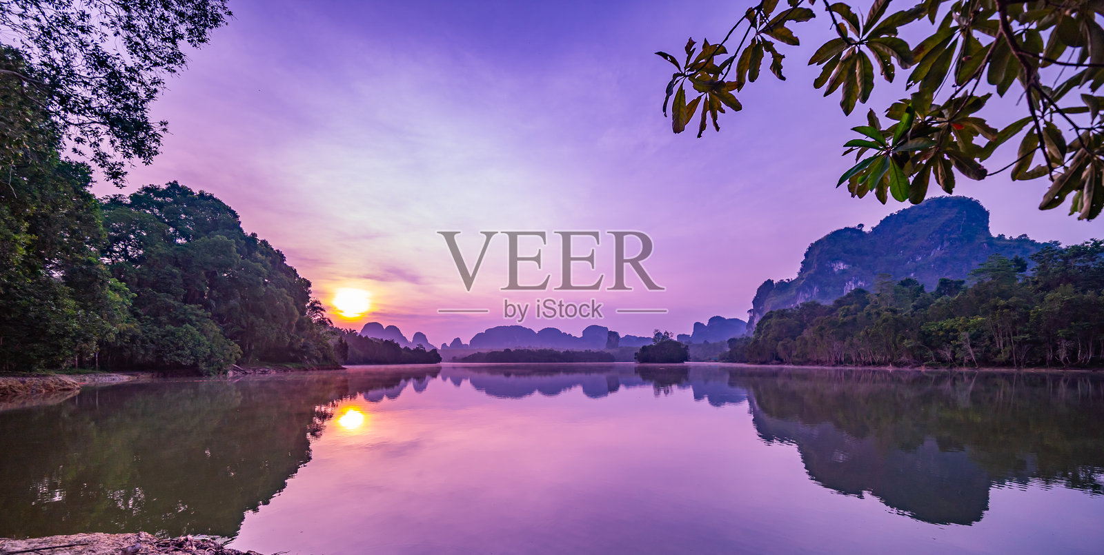 日落天空的鸟瞰图，海面上自然美丽的日落或日出光线，五彩斑斓的日落天空与海洋中的云彩和波浪，广角海洋背景照片摄影图片