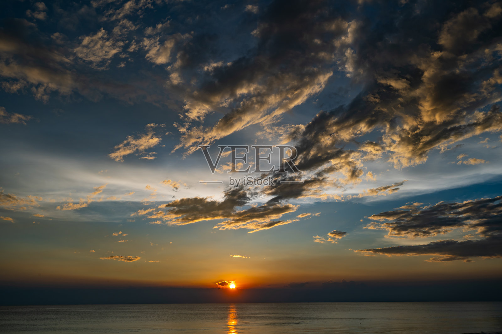 日落天空的鸟瞰图，海面上自然美丽的日落或日出光线，五彩斑斓的日落天空与海洋中的云彩和波浪，广角海洋背景照片摄影图片