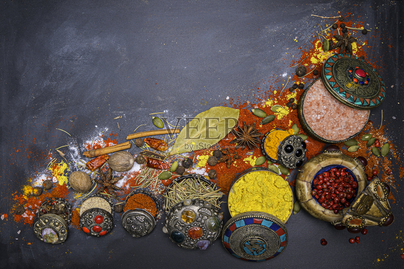 印度和也门旧罐中的香料和调味料组合照片摄影图片
